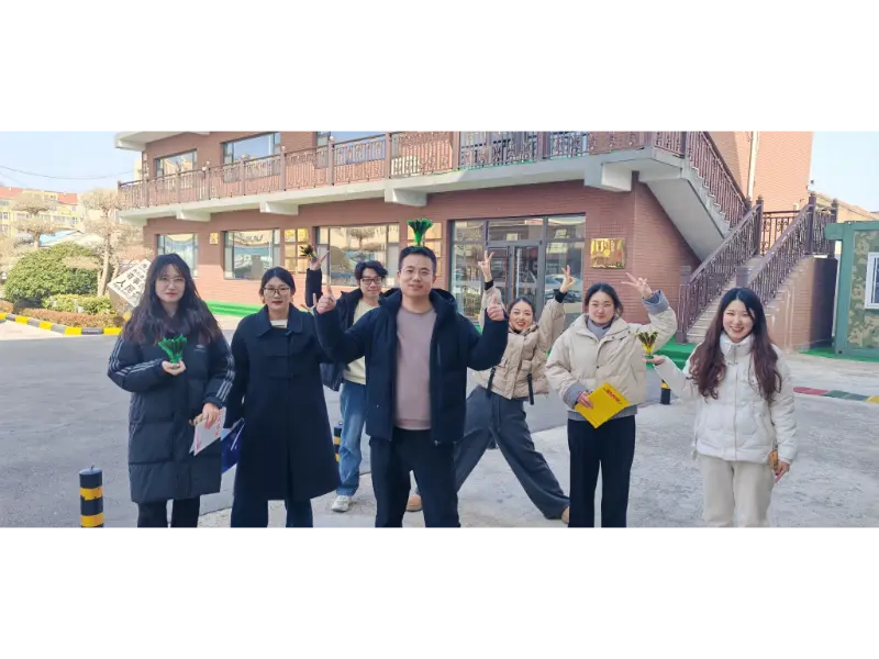 భోజనం తర్వాత మాటోంగ్ అవుట్‌డోర్ షటిల్ కాక్ తన్నడం