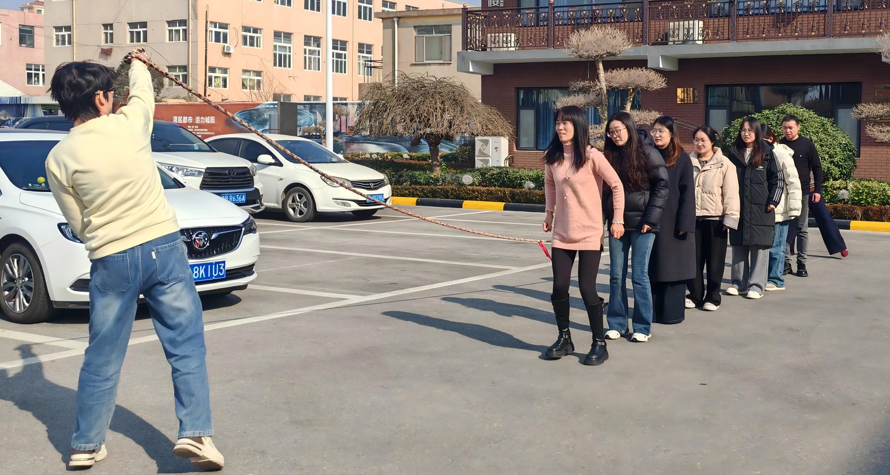 మాటోంగ్ ఫన్ టగ్-ఆఫ్-వార్ మరియు జంప్ రోప్‌ని కలిగి ఉంది