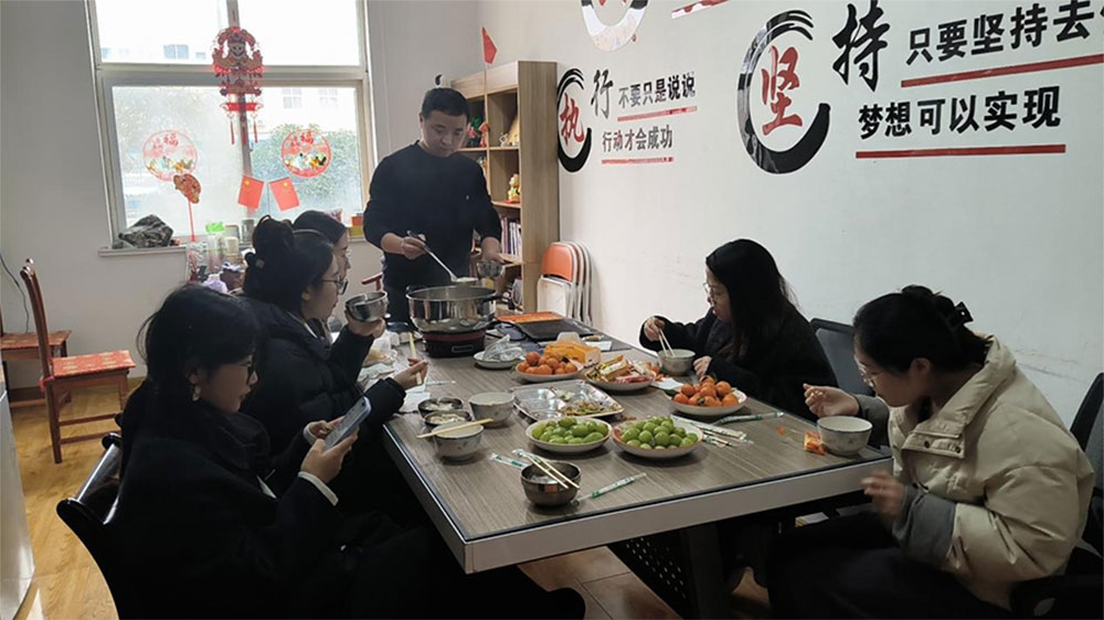 లాంతర్ ఫెస్టివల్ లంచ్: కార్యాలయంలో టాంగ్యువాన్ మరియు టీమ్ వైబ్స్